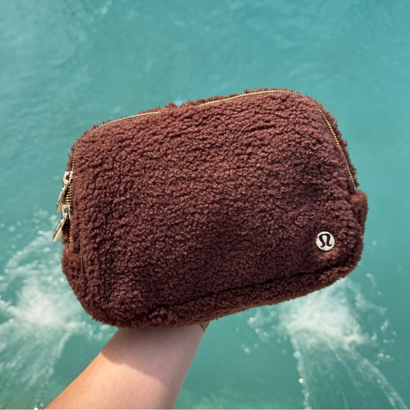 Lululemon 2L Brown Sherpa Everywhere Belt Bag in Earth Gold - Picture 2 of 11